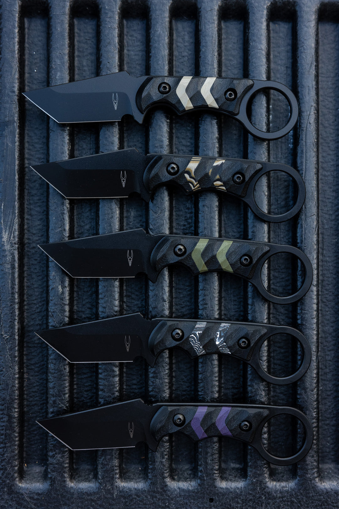Fat Carbon Arrowhead Ringed Tanto