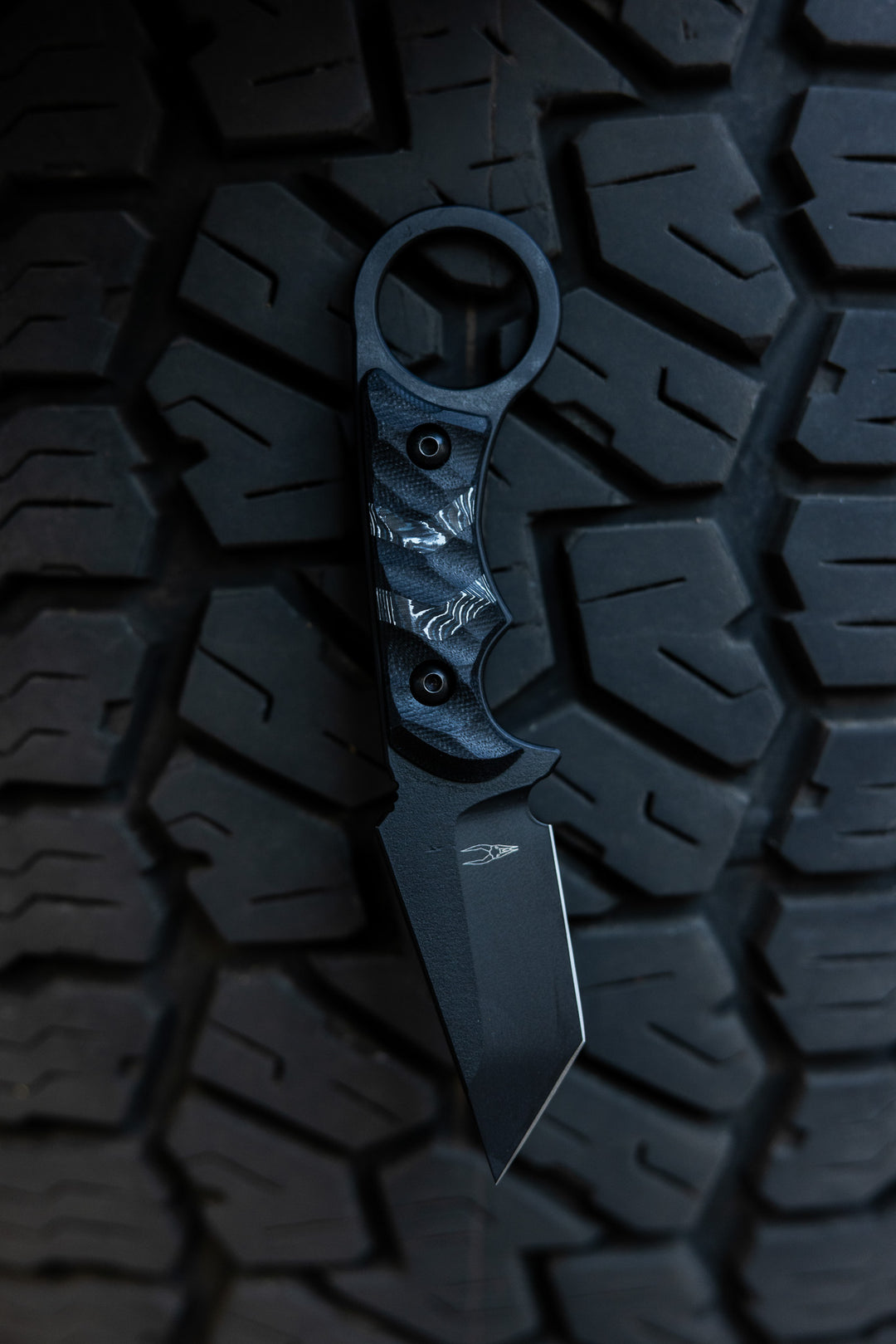 Fat Carbon Arrowhead Ringed Tanto