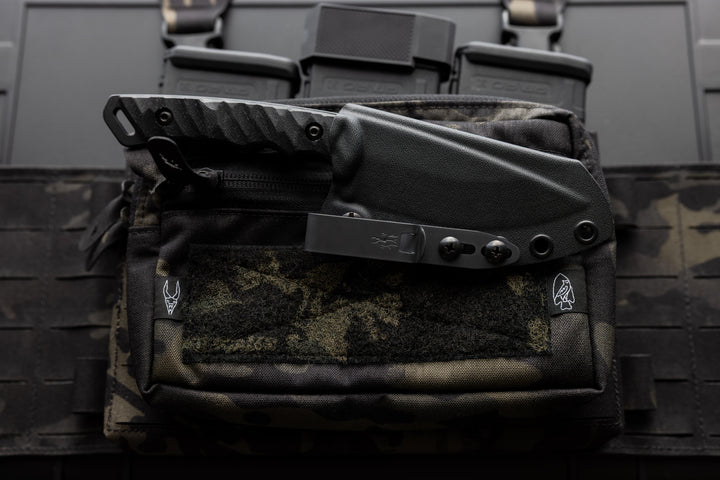 Dagr & Nott Warlord fixed blade in Magnacut, featuring the knife in the sheathe.